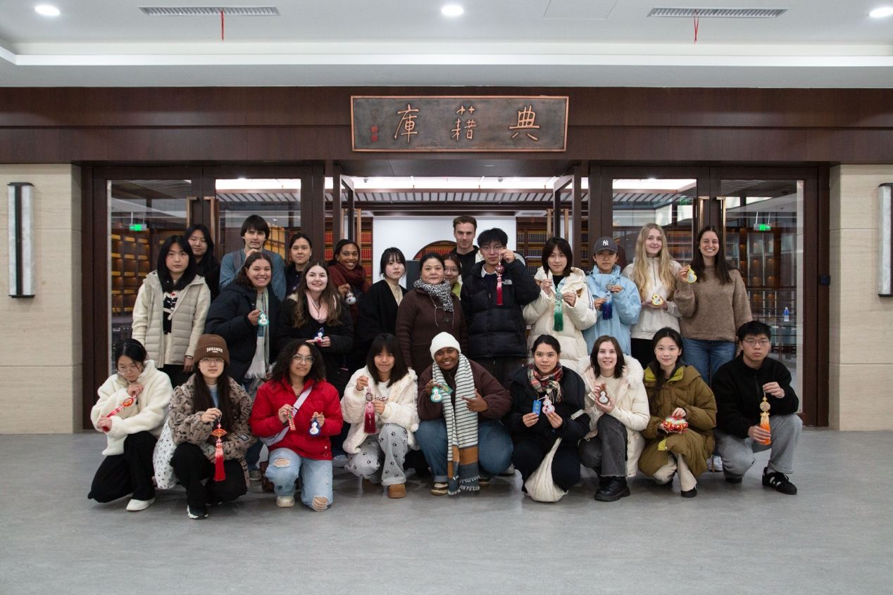 学生参与汉绣实践体验